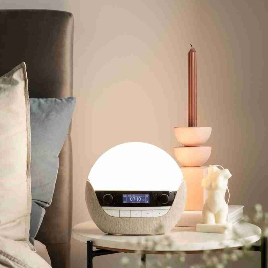 Lumie Bodyclock Luxe FM är en högkvalitativ wake-up lampa med FM-radio och naturliga ljud