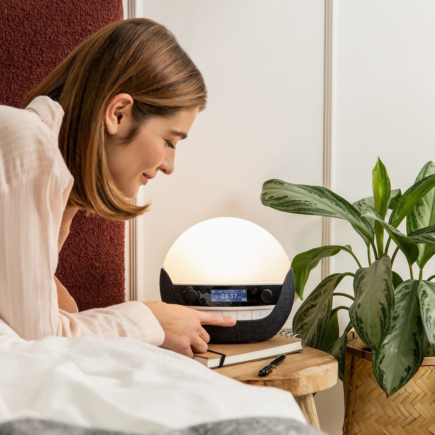 Lumie Bodyclock Luxe DAB är en högkvalitativ wake-up lampa med DAB-radio och naturliga ljud