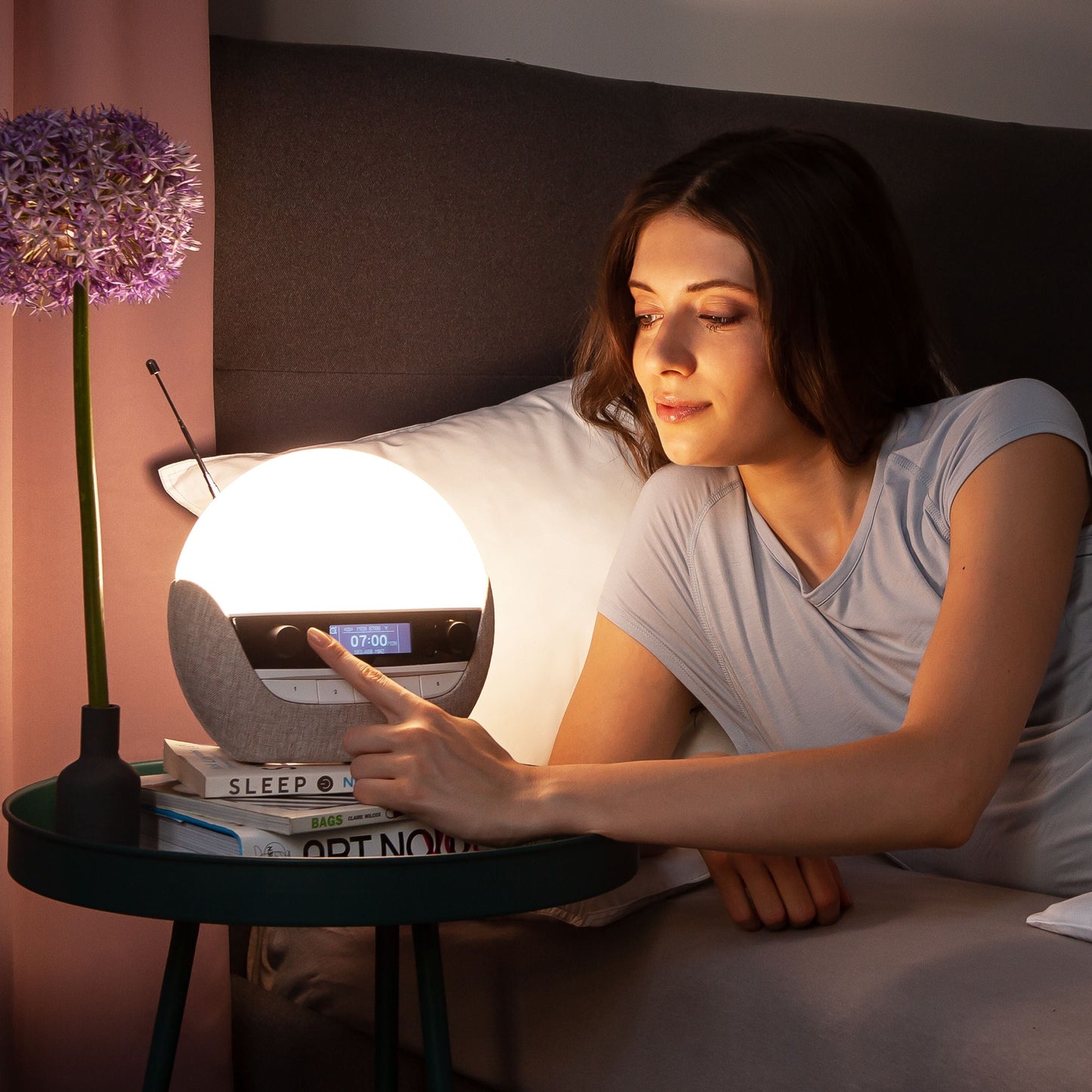 Lumie Bodyclock Luxe FM är en högkvalitativ wake-up lampa med FM-radio och naturliga ljud