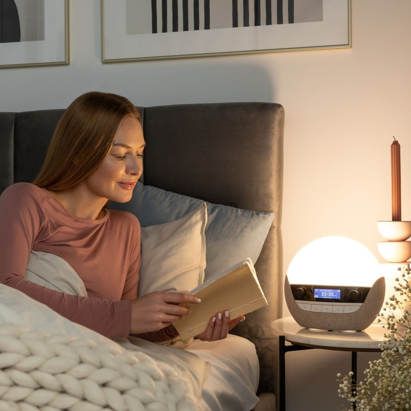 Lumie Bodyclock Luxe FM är en högkvalitativ wake-up lampa med FM-radio och naturliga ljud