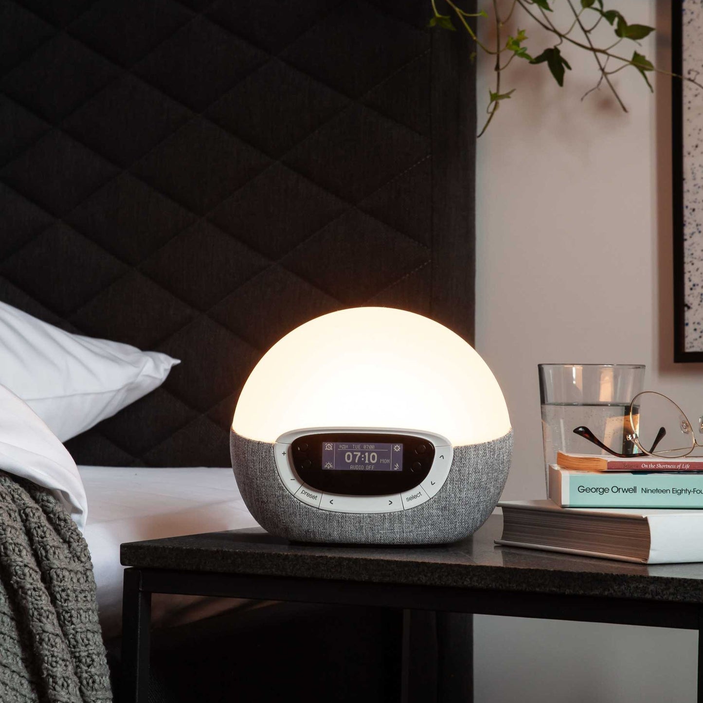 Lumie Bodyclock Shine är en riktigt bra wake-up lampa med FM-radio och flera naturljud