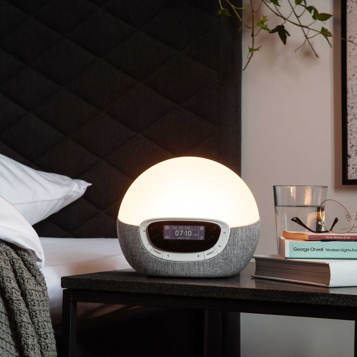 Lumie Bodyclock Shine är en riktigt bra wake-up lampa med FM-radio och flera naturljud