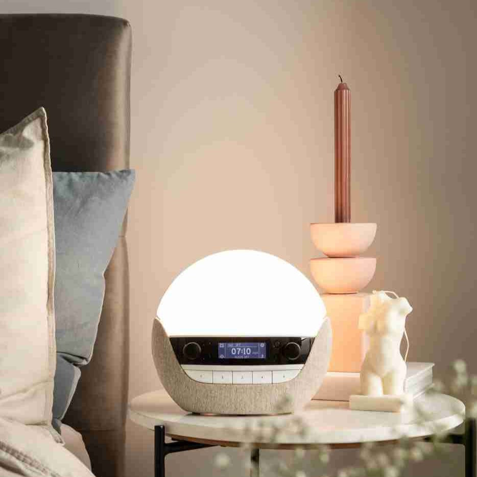 Lumie Bodyclock Luxe FM är en högkvalitativ wake-up lampa med FM-radio och naturliga ljud