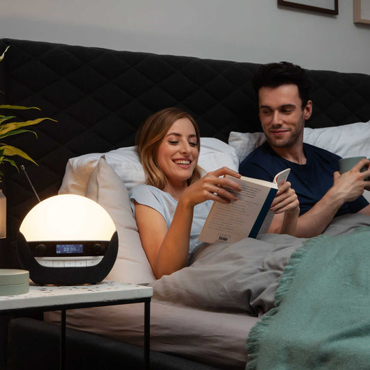 Lumie Bodyclock Luxe DAB är en högkvalitativ wake-up lampa med DAB-radio och naturliga ljud