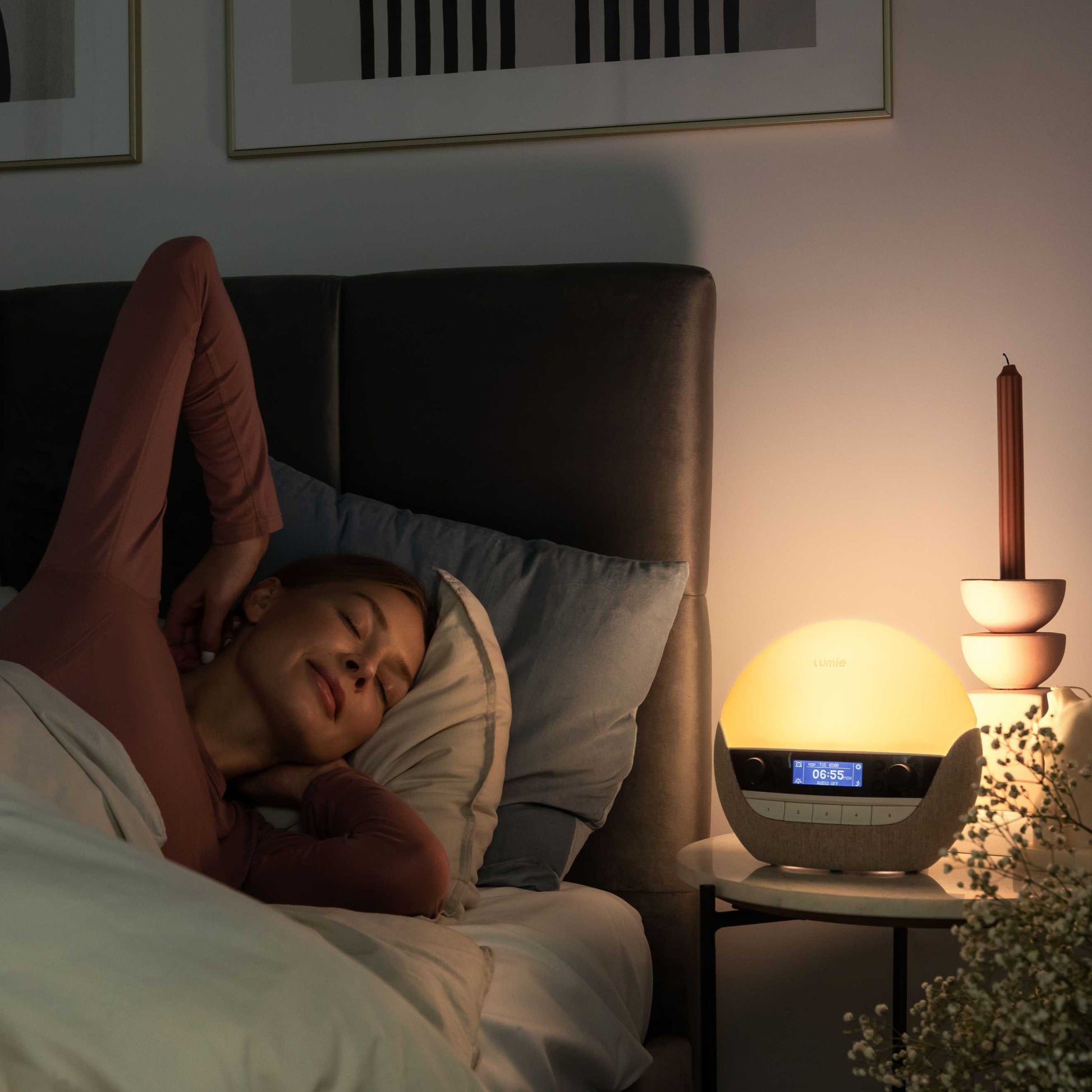 Lumie Bodyclock Luxe FM är en högkvalitativ wake-up lampa med FM-radio och naturliga ljud
